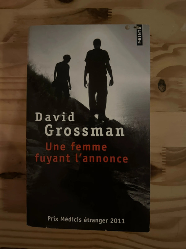 Une femme fuyant l’annonce
